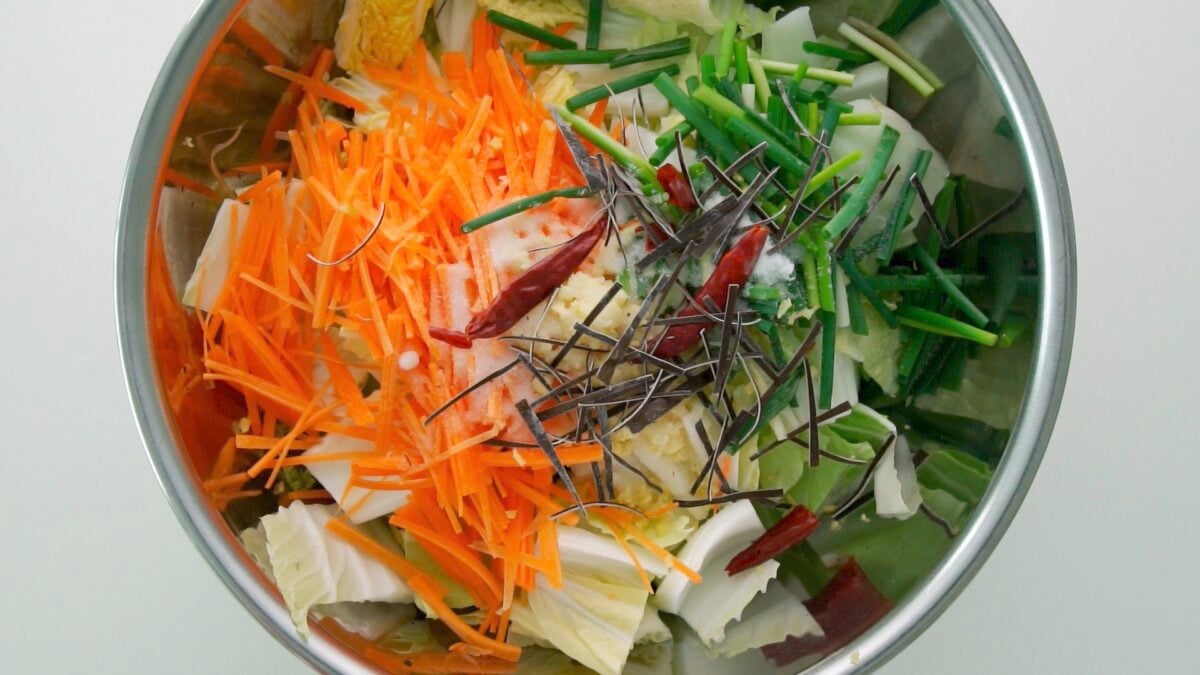 Ingredients for Japanese cabbage pickles in a bowl.