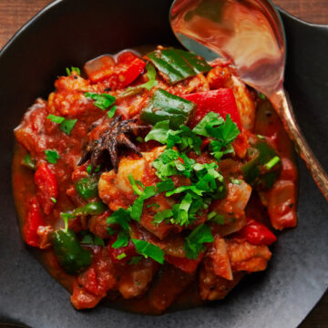 Chicken Jalfrezi with peppers, onions, and tomatoes.