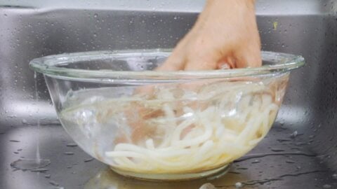 Chilling boiled udon noodles in ice water.