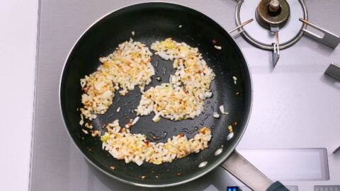 Caramelize onions to give the fried rice the flavor of Japanese curry.