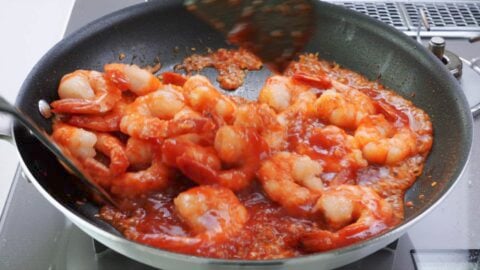 Tossing shrimp with chili sauce.