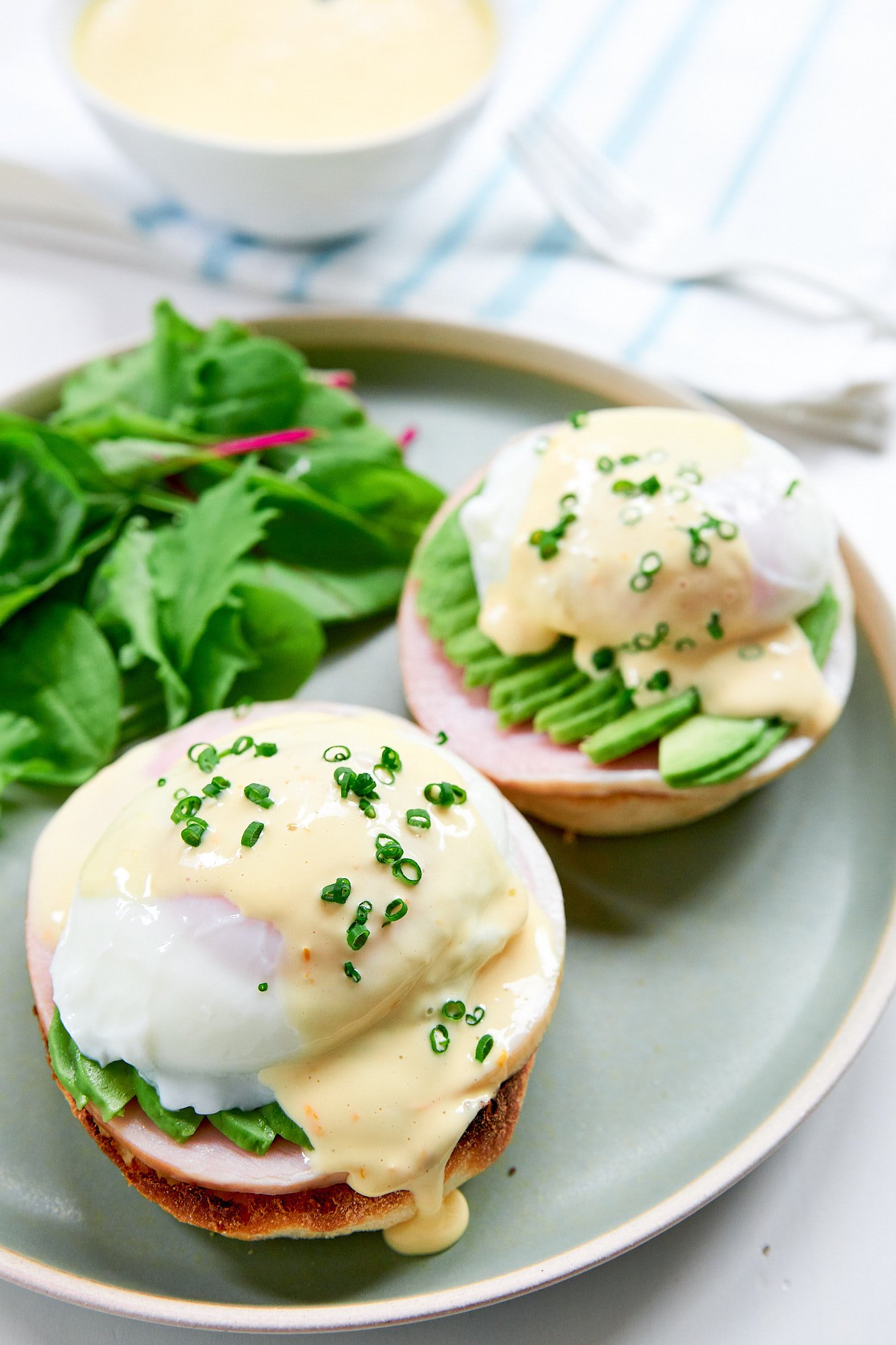 The best Eggs Bendict recipe ever with ham, avocado a poached egg and Hollandaise. The perfect idea for a brunch party.