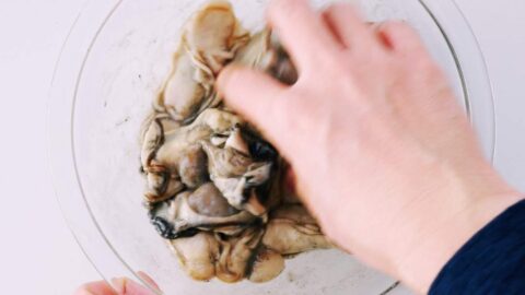 Cleaning oysters with baking powder and salt.