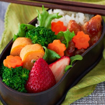 This frugal bento costs just $1.80 to make, and is loaded with fresh vegetables and fruit, along with Ginger Chicken and Rice.