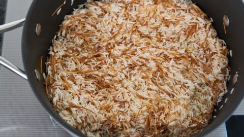 Rice added to the browned vermicelli for making hashweh.