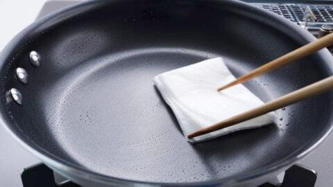 Greasing a round frying pan to make tamagoyaki.