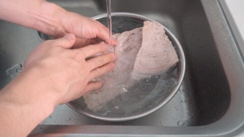 Rinsing pork belly with cold water.