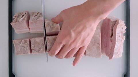 Cutting par-boiled pork belly for Kakuni.