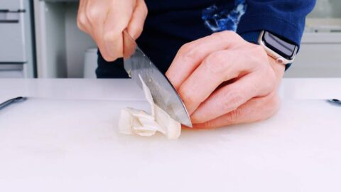 Thinly slicing gobo (burdock).