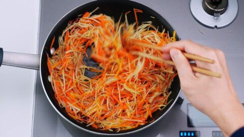 Stir-frying gobo and carrots for Kinpira.