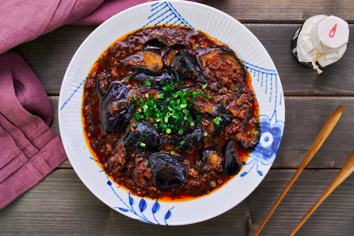 With rich, creamy eggplant braised in a spicy savory sauce, Mapo Eggplant is a classic Japanese-style Chinese stir-fry.