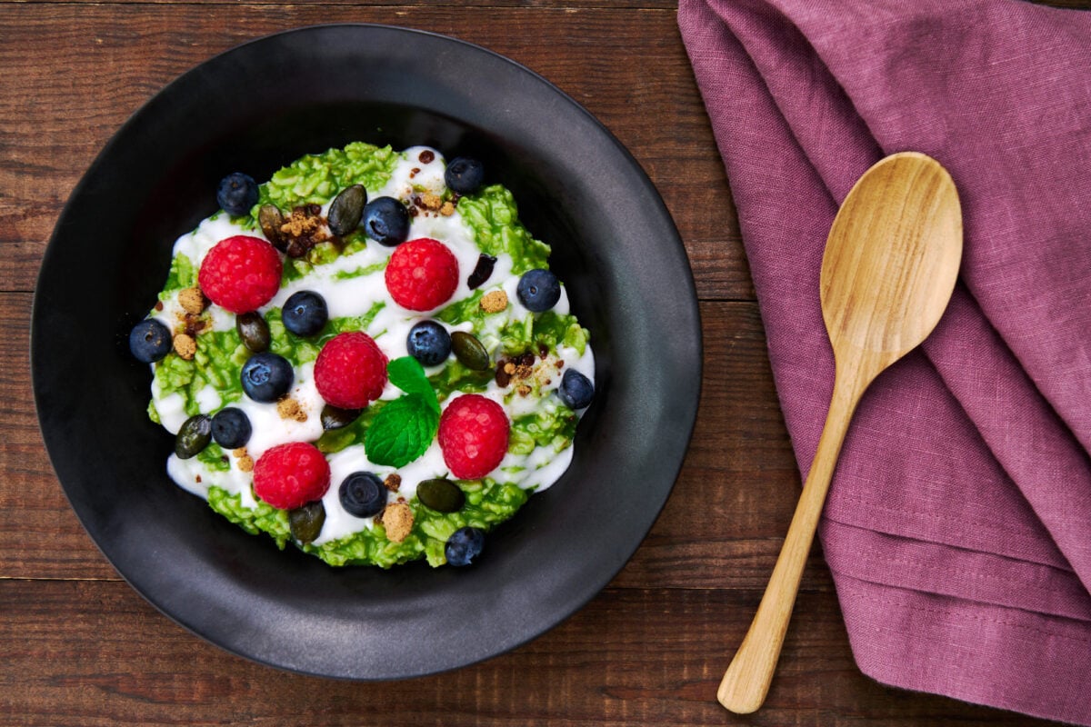 These green tea breakfast oats with coconut cream tastes like a matcha latte. Top it with seeds and berries for a delicious and healthy way to get your day started with a boost of caffeine.