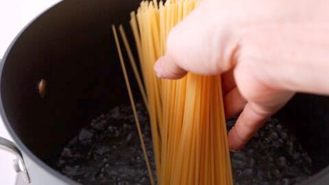 Boiling spaghetti in a pot for Mentaiko Pasta