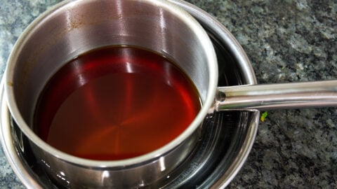 Chill the mentsuyu (noodle soup stock concentrate) before bottling.