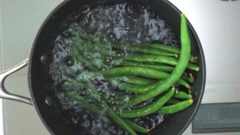 Boiling green beans for Doria.