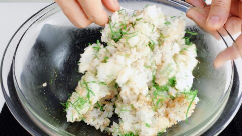 Mixing rice with ground sesame seeds and shiso leaves.