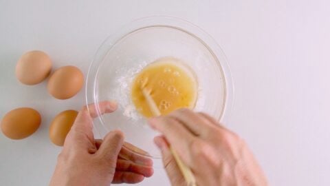 Mixing a slurry of potato starch and Dashi for Niratama.