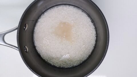 Soaking mochi rice with water and sugar.