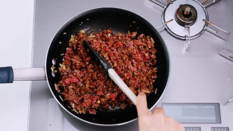 Crumbling ground beef to taco rice.