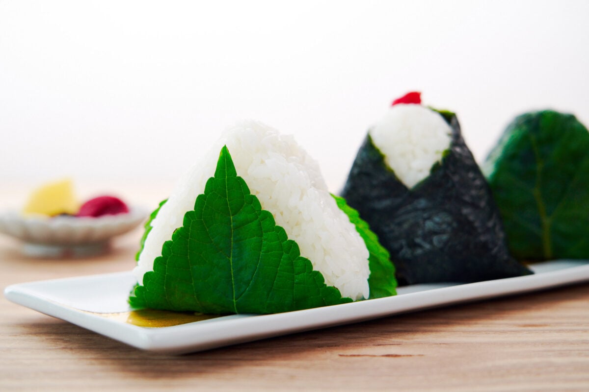 Easy guide to make Japanese triangular rice balls (Onigiri).