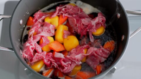 Layering in the potatoes, carrots, beef, onions, tomatoes and shirataki.