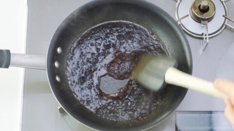 Onion sauce in a frying pan for Japanese roast beef.