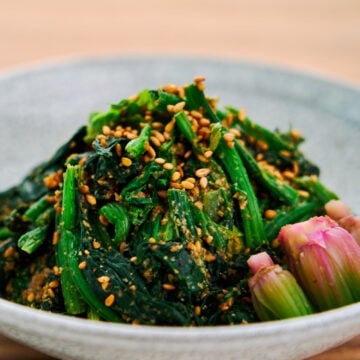 With blanched spinach tossed with a nutty Japanese sesame sauce, this easy side dish comes together from just 4 ingredients.