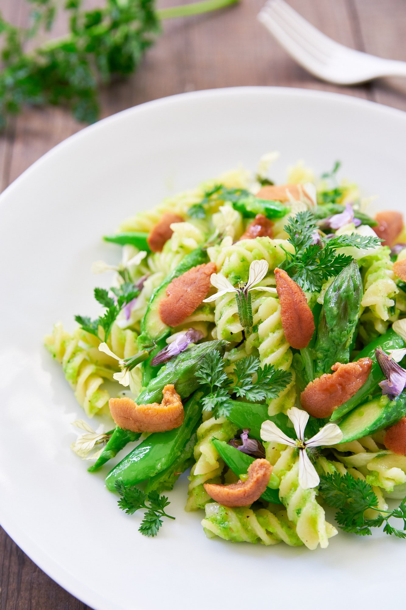 Delicious light spring pasta (pasta primavera) with rotini, asparagus, snap peas and spring onions tossed in a creamy green pea pesto.