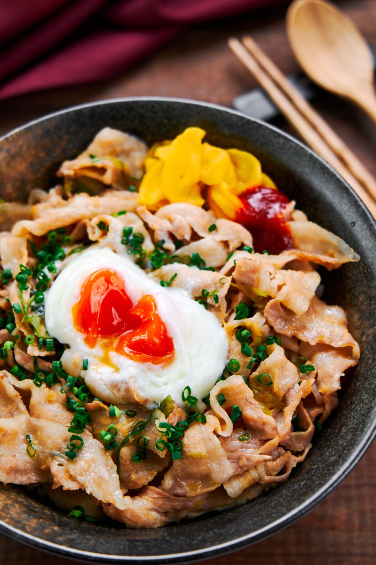 With paper-thin ribbons of pork belly glazed in a garlicky sauce, this mouthwatering pork bowl is quick lunchtime favorite in Japan.