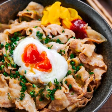 With paper-thin ribbons of pork belly glazed in a garlicky sauce, this mouthwatering pork bowl is quick lunchtime favorite in Japan.