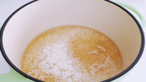 Soaking rice in shiitake stock.