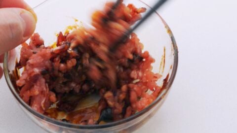 Marinating ground pork with Tianmian sauce and soy sauce.