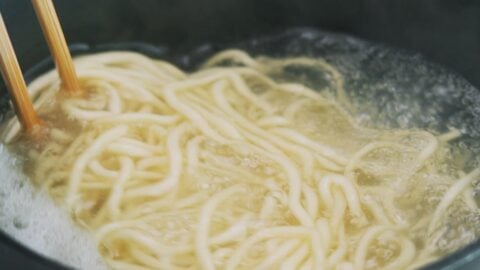 Boiling ramen noodles for tantanmen.