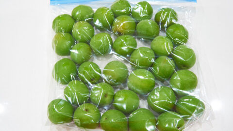 Put the ume in a freezer bag and freeze overnight.