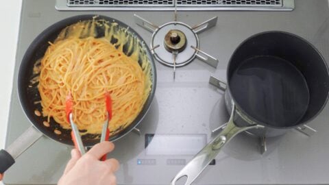 Stirring in uni cream sauce.