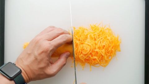 Slicing Usuyaki Tamago into Kinshi Tamago.