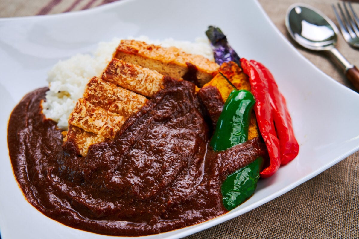 With crispy tofu katsu, and a rich and spicy Japanese curry sauce, this vegan katsu curry rice is is a mouthwatering treat.