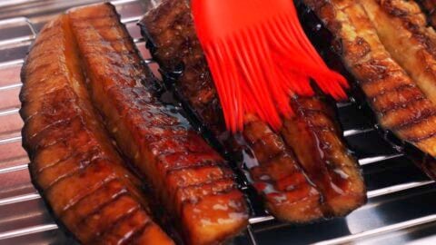 Glaze the vegan unagi with unagi sauce.