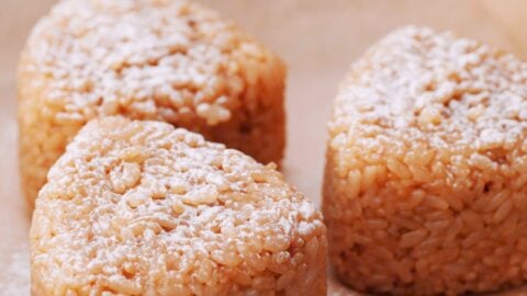 Dusting rice balls with potato starch.