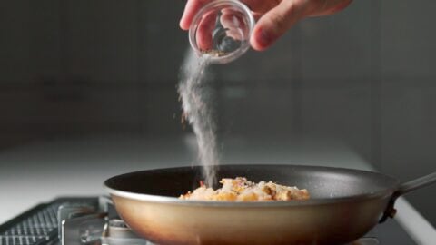 Seasoning Japanese fried rice with salt and pepper.